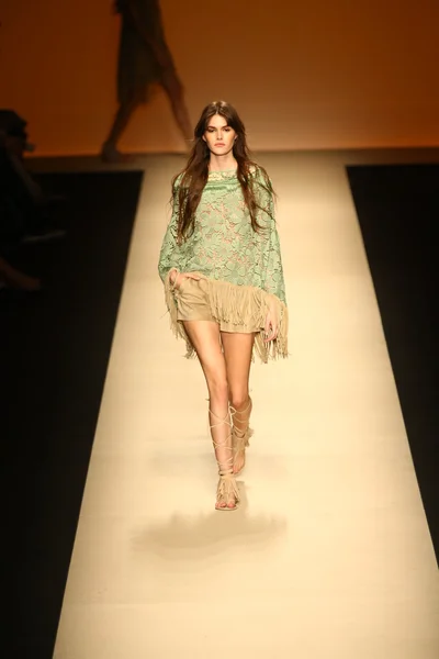 Modelo camina por la pista durante el show de Alberta Ferretti —  Fotos de Stock