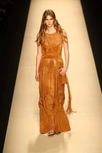 Model walks the runway during the Alberta Ferretti show — Stock Photo, Image