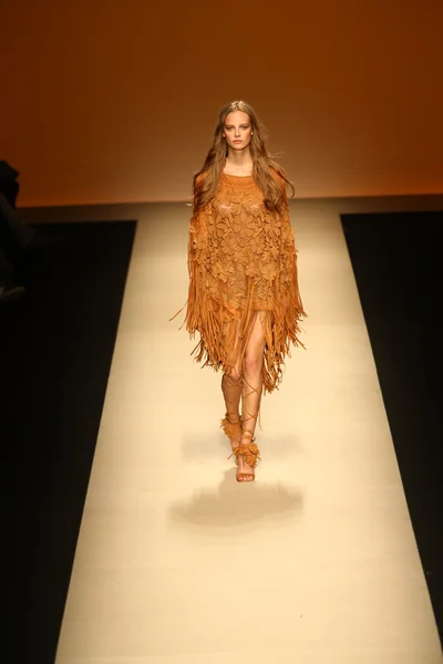 Modelo camina por la pista durante el show de Alberta Ferretti — Foto de Stock