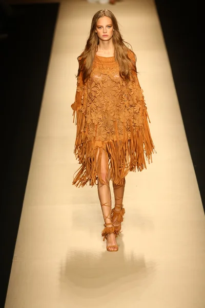 Model walks the runway during the Alberta Ferretti show — Stock Photo, Image