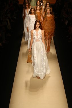 modelleri pist finale alberta ferretti gösterisi sırasında yürümek.