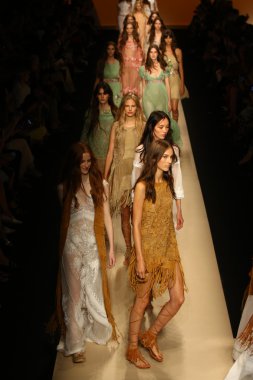 modelleri pist finale alberta ferretti gösterisi sırasında yürümek.