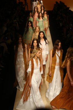 modelleri pist finale alberta ferretti gösterisi sırasında yürümek.