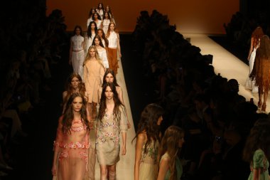 modelleri pist finale alberta ferretti gösterisi sırasında yürümek.