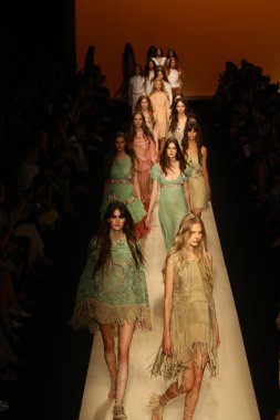 modelleri pist finale alberta ferretti gösterisi sırasında yürümek.