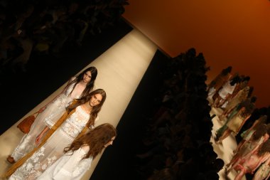 modelleri pist finale alberta ferretti gösterisi sırasında yürümek.