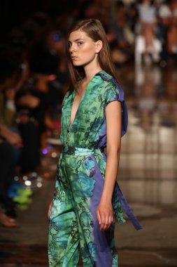 modeli pist andrea fotoğraf gösterisi sırasında yürür.