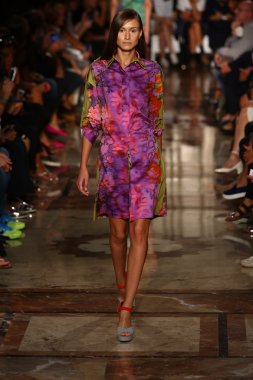 modeli pist andrea fotoğraf gösterisi sırasında yürür.