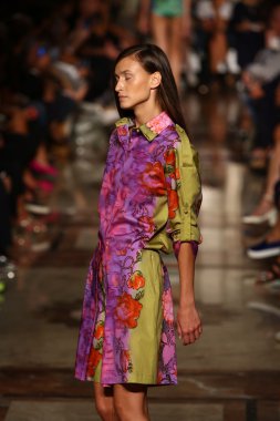 modeli pist andrea fotoğraf gösterisi sırasında yürür.