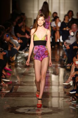 modeli pist andrea fotoğraf gösterisi sırasında yürür.