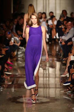 modeli pist andrea fotoğraf gösterisi sırasında yürür.