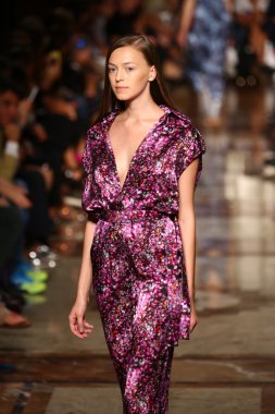 modeli pist andrea fotoğraf gösterisi sırasında yürür.