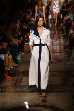 modeli pist andrea fotoğraf gösterisi sırasında yürür.