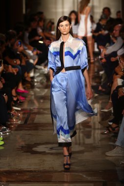 modeli pist andrea fotoğraf gösterisi sırasında yürür.