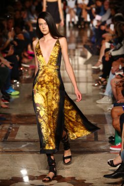 modeli pist andrea fotoğraf gösterisi sırasında yürür.