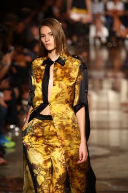 modeli pist andrea fotoğraf gösterisi sırasında yürür.