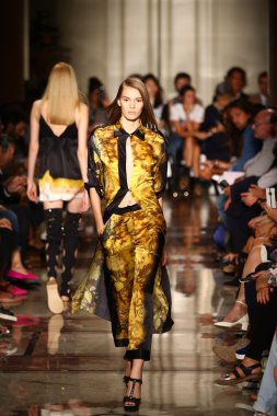 modeli pist andrea fotoğraf gösterisi sırasında yürür.