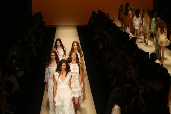 Modelos caminham no final da pista durante o show de Alberta Ferretti — Fotografia de Stock