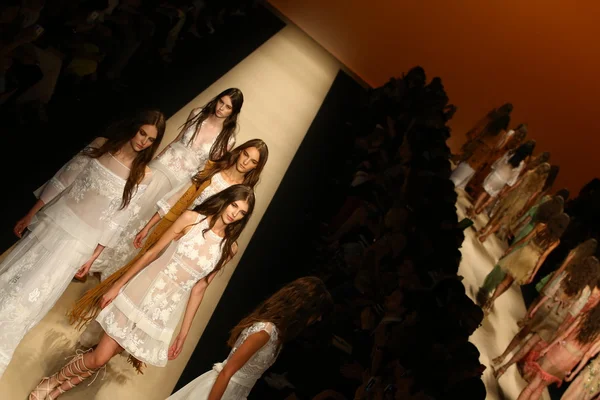 Models laufen während der alberta ferretti show über den Laufsteg — Stockfoto