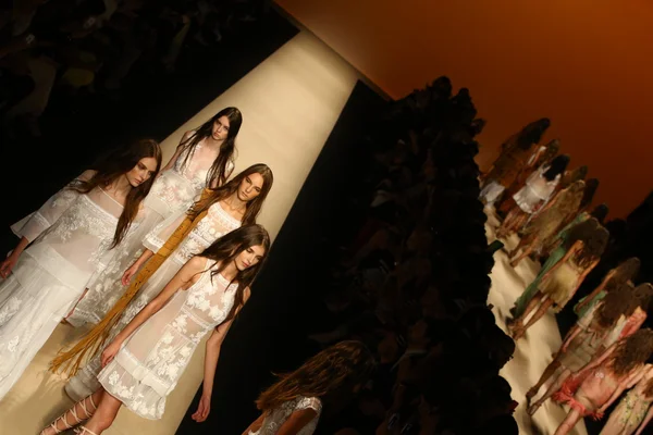 Models walk the runway finale during the Alberta Ferretti show — Stock Photo, Image