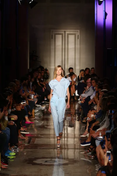 Model walks the runway during the Andrea Incontri show — Stock Photo, Image