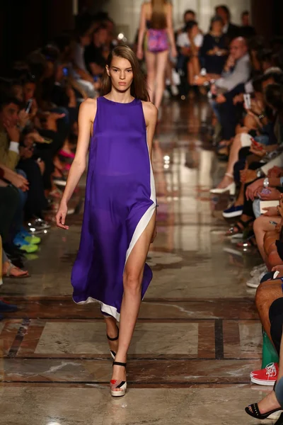 Model walks the runway during the Andrea Incontri show — Stock Photo, Image