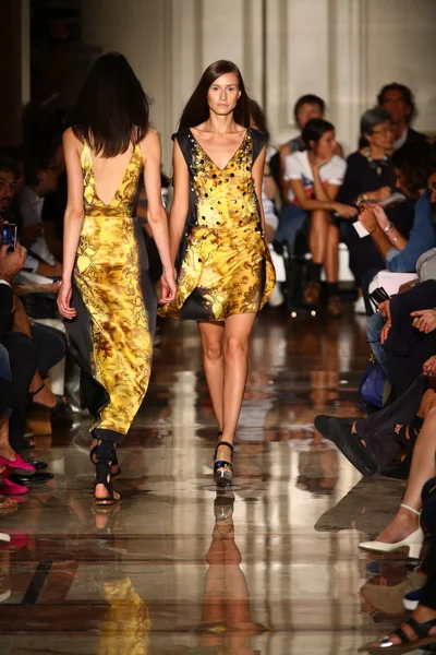 Model walks the runway during the Andrea Incontri show — Stock Photo, Image