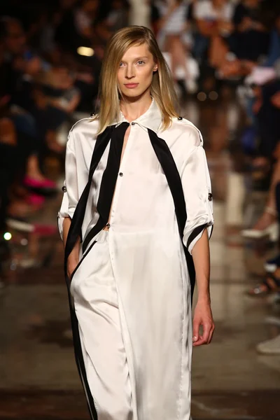 Model walks the runway during the Andrea Incontri show — Stock Photo, Image