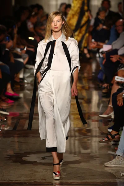 Model walks the runway during the Andrea Incontri show — Stock Photo, Image