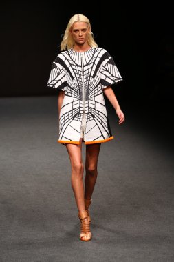 modeli pist byblos gösterisi sırasında yürür.