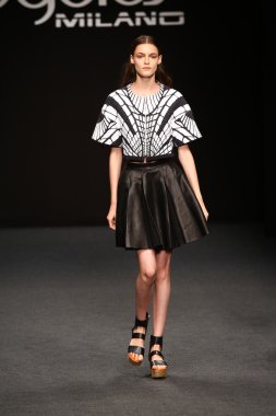 modeli pist byblos gösterisi sırasında yürür.