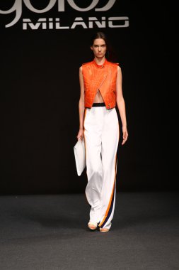 modeli pist byblos gösterisi sırasında yürür.