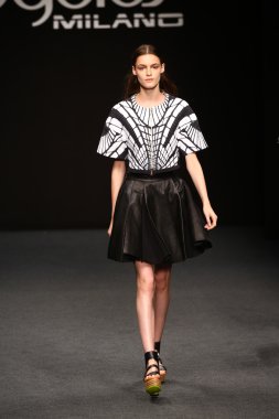 modeli pist byblos gösterisi sırasında yürür.