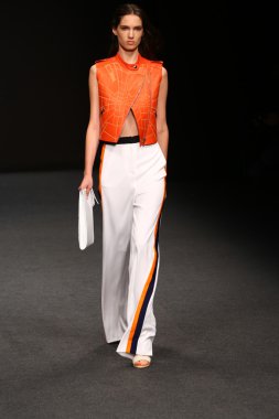 modeli pist byblos gösterisi sırasında yürür.