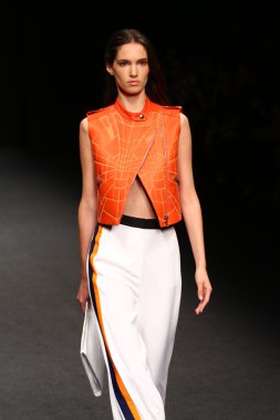 modeli pist byblos gösterisi sırasında yürür.