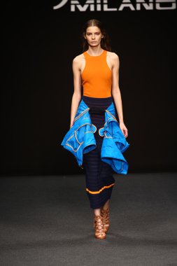 modeli pist byblos gösterisi sırasında yürür.