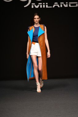 modeli pist byblos gösterisi sırasında yürür.