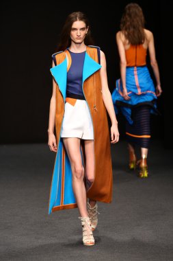 modeli pist byblos gösterisi sırasında yürür.