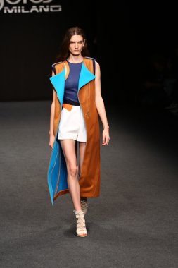 modeli pist byblos gösterisi sırasında yürür.