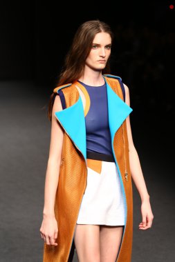 modeli pist byblos gösterisi sırasında yürür.