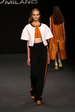 modeli pist byblos gösterisi sırasında yürür.