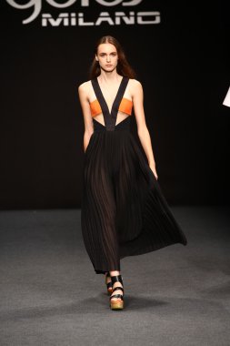 modeli pist byblos gösterisi sırasında yürür.