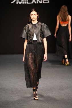 modeli pist byblos gösterisi sırasında yürür.