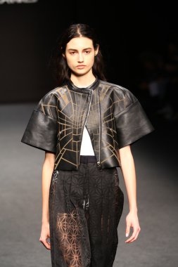 modeli pist byblos gösterisi sırasında yürür.