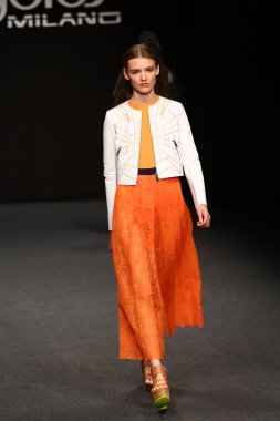 modeli pist byblos gösterisi sırasında yürür.