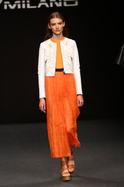 modeli pist byblos gösterisi sırasında yürür.