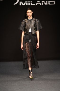 modeli pist byblos gösterisi sırasında yürür.