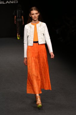 modeli pist byblos gösterisi sırasında yürür.