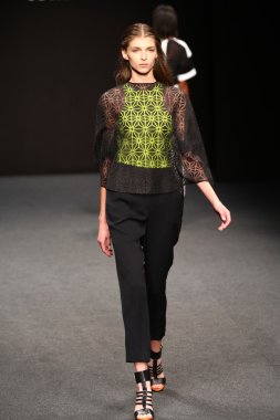 modeli pist byblos gösterisi sırasında yürür.