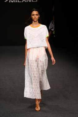 modeli pist byblos gösterisi sırasında yürür.